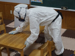 教室内の消毒作業