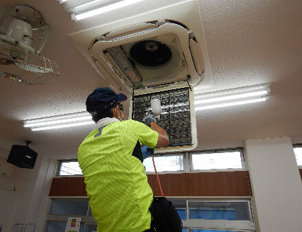 教室内の抗菌作業